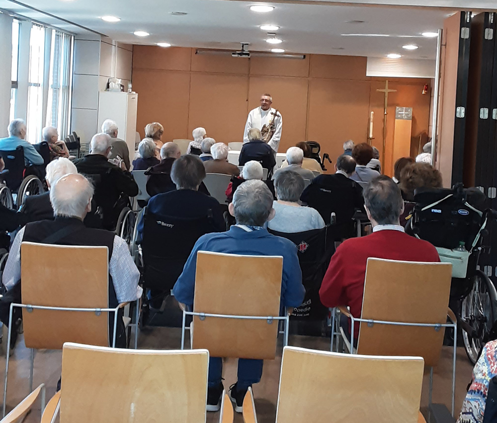 residencia pamplona angel de aralar - Una visita de Fe y Tradición. San Miguel de Aralar bendice y acompaña a nuestros mayores