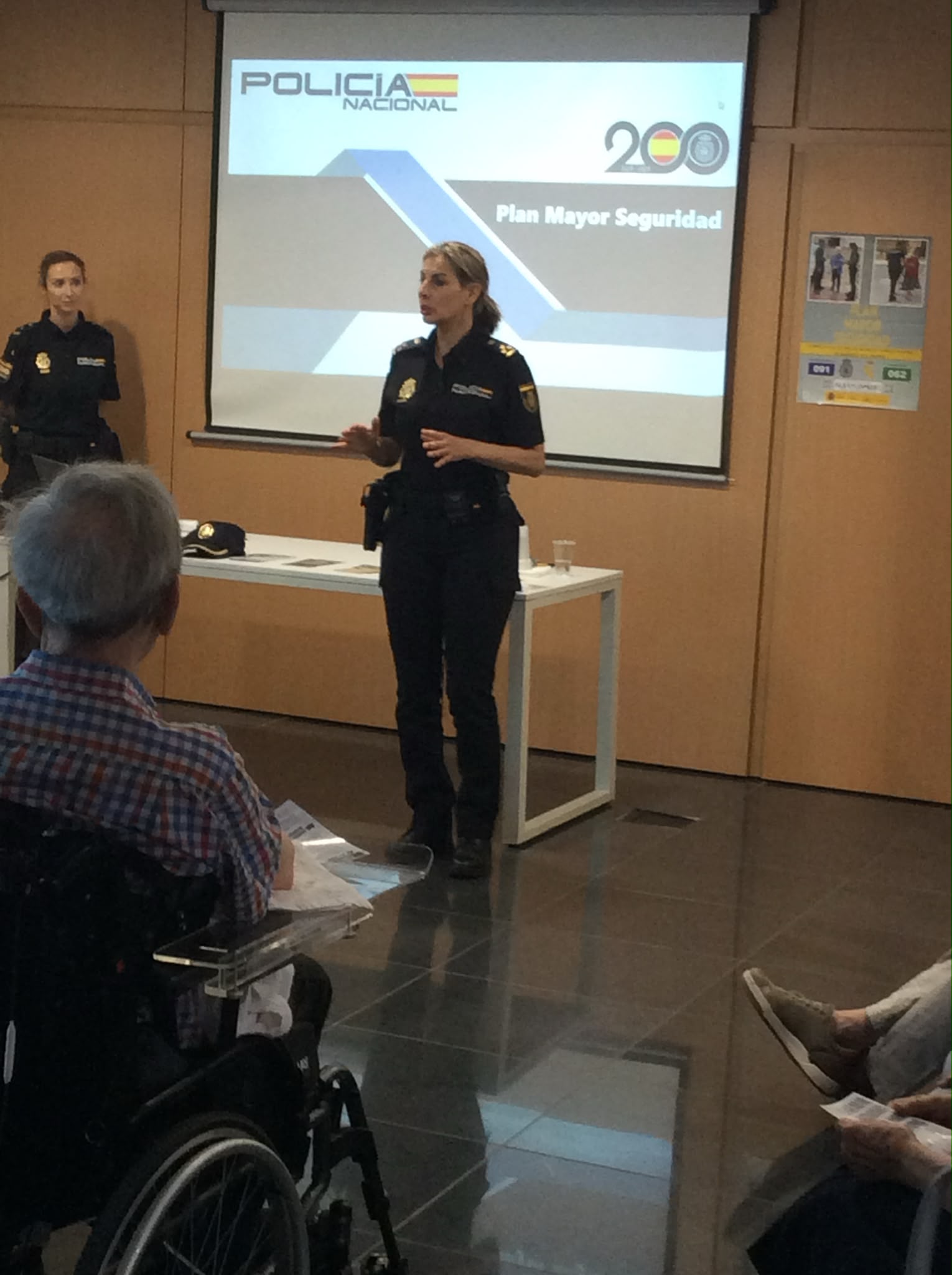 IMG 20260610 WA0034 - La Policía Nacional imparte una charla preventiva en el Centro Sociosanitario Residencia Beloso Alto ante la proximidad del verano y San Fermín