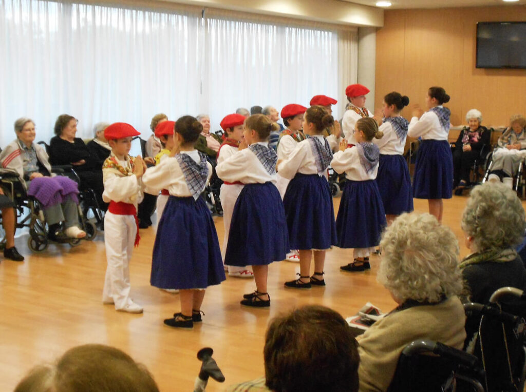 Alaiz Gaztea 011 - El Grupo de danzas txikis Alaitz Gaztea ameniza la tarde de ayer a nuestros residentes