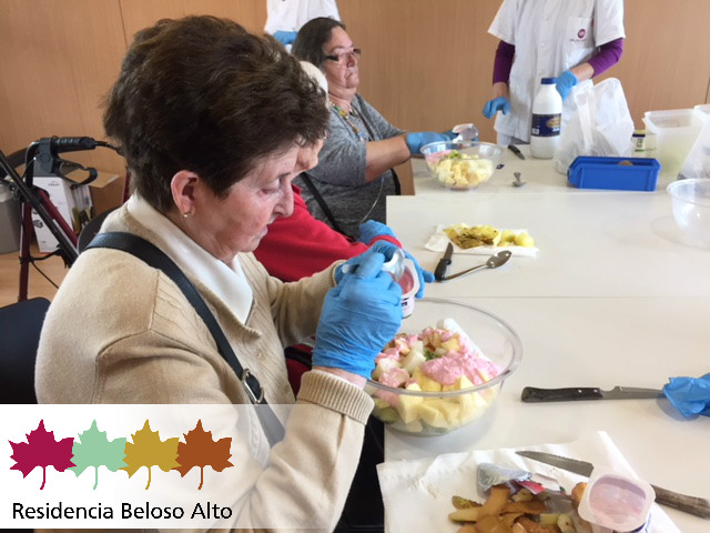SOTHES1 - Taller de cocina: nuestros mayores preparan unos ricos batidos