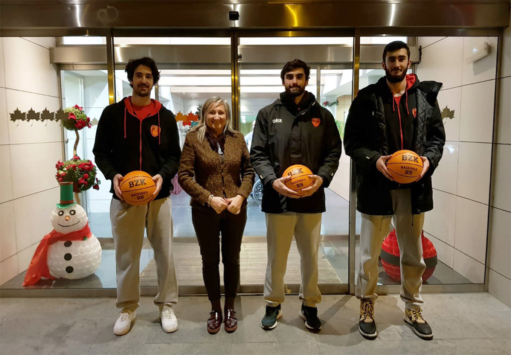 visita Beloso Alto bnc IMQ 2 1024x713 1 - Los jugadores de Basket Navarra Club comparten con nuestros mayores un rato de ilusión