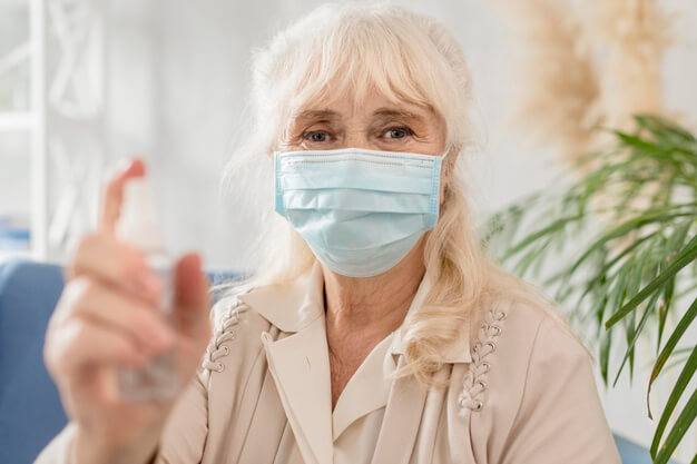 retrato abuela mascarilla desinfectante 23 2148570520 - Seguimos en lucha contra el COVID·19