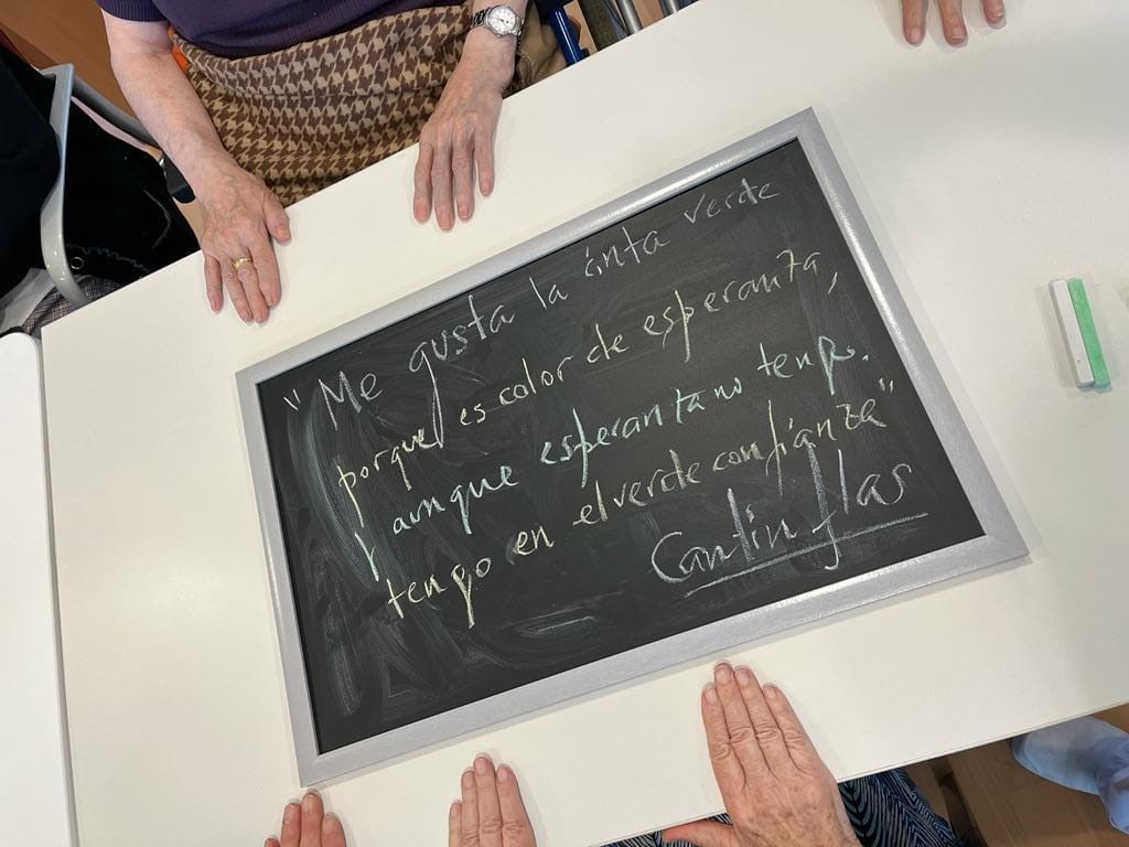 2 - Pizarras con mensajes de vida de nuestros residentes