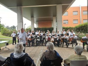 20250702 113340 - La Coral Yoar llena de música y emoción el Programa de Verano de Residencia Beloso Alto