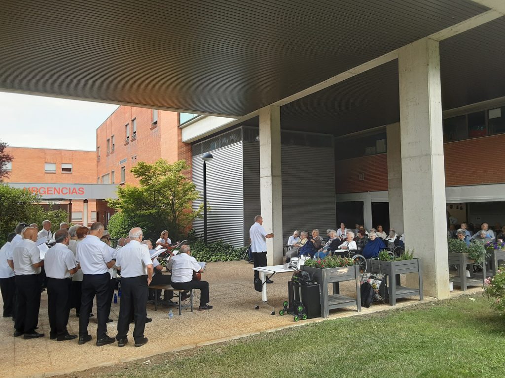 20250702 113454 - La Coral Yoar llena de música y emoción el Programa de Verano de Residencia Beloso Alto