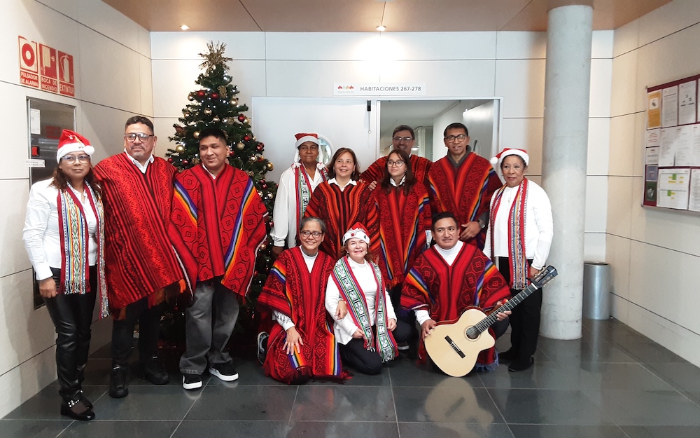 El ritmo del Perú llega a nuestro centro por primera vez de la mano del coro Hermandad señor de los milagros del Perú. 1 - Residencia Beloso Alto - Pamplona ritmo de peru residencia - El ritmo del Perú llega a nuestro centro por primera vez de la mano del coro Hermandad señor de los milagros del Perú.