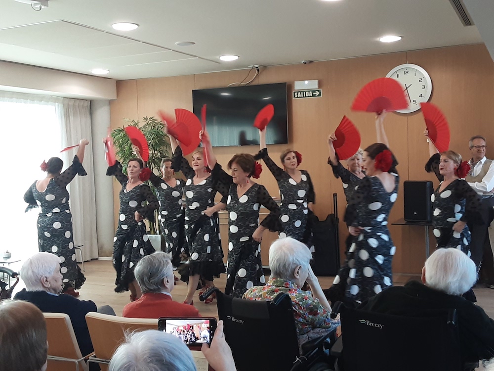 sevillanas residencia tercera edad pamplona 2 - Volantes de alegría: El centro se viste de gala por sevillanas
