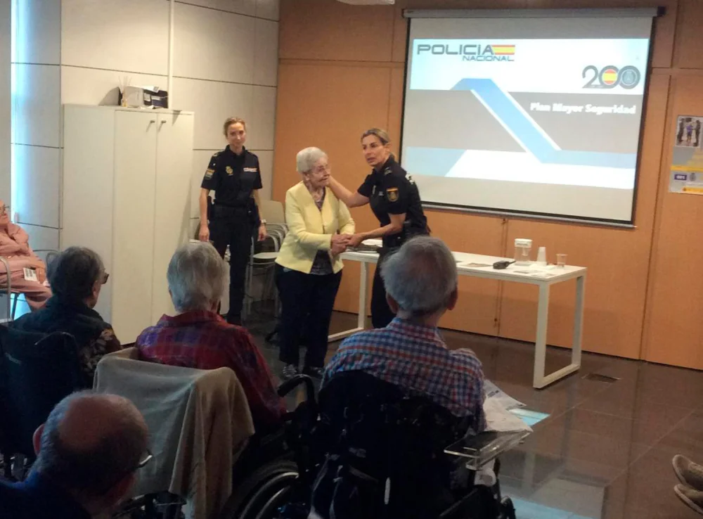 La Policía Nacional imparte una charla preventiva en el Centro Sociosanitario Residencia Beloso Alto ante la proximidad del verano y San Fermín 3 - Residencia Beloso Alto - Pamplona seguridad en verano y san fermín - La Policía Nacional imparte una charla preventiva en el Centro Sociosanitario Residencia Beloso Alto ante la proximidad del verano y San Fermín