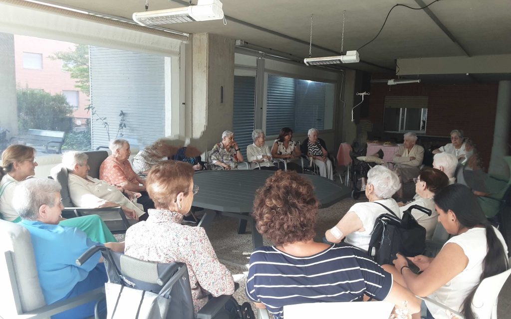 tertulias en el jardín en Residencia Alto Beloso Pamplona